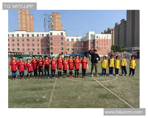 足球在阳光下的洗礼与挑战探讨运动员的适应与表现